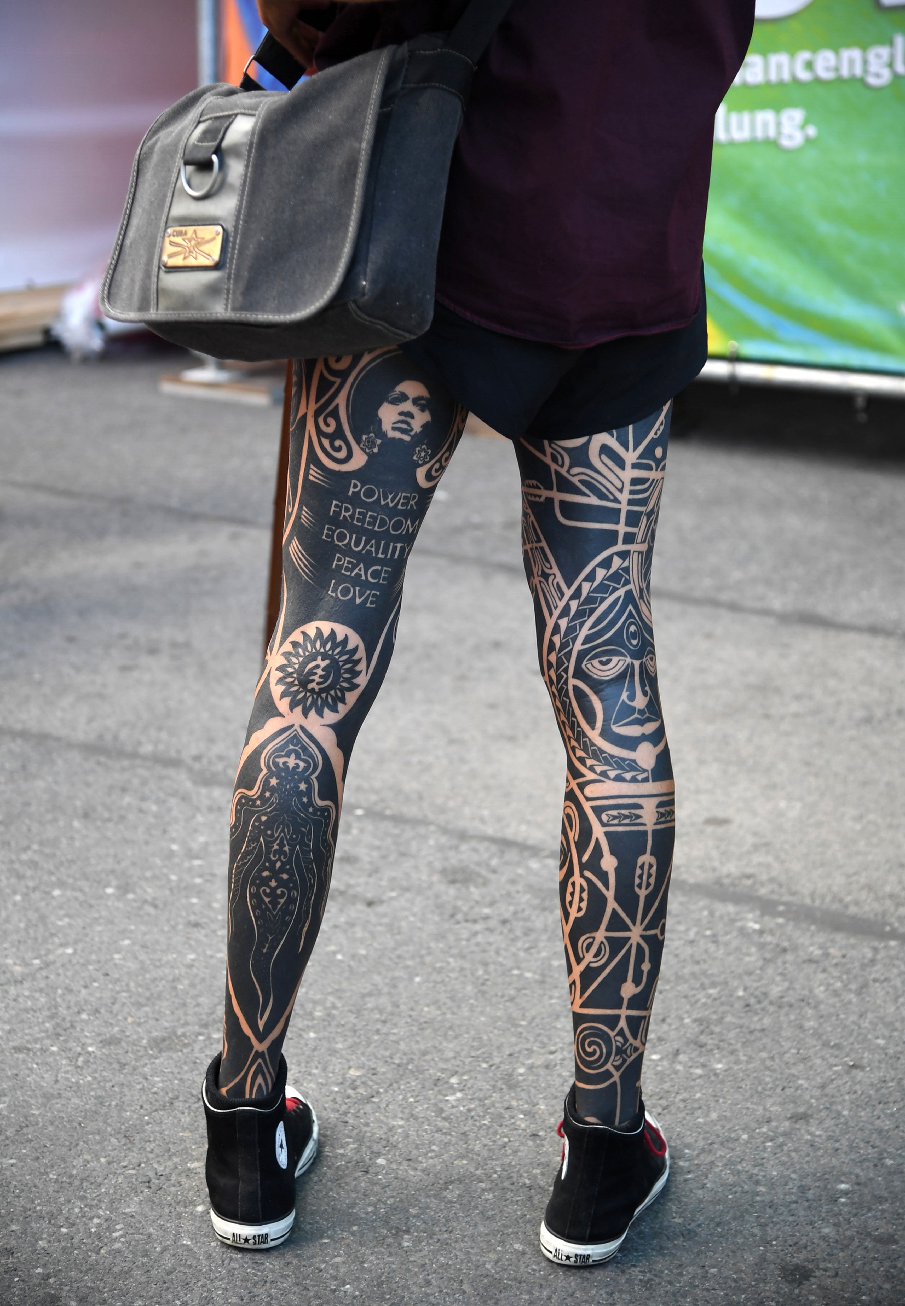 Detalhe de blackwork com traços densos